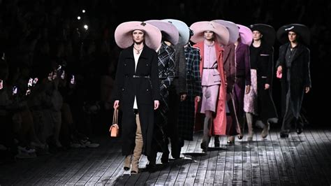 coco chanel prima a righe|Sfilata Chanel Paris Fashion Week: il lusso di Deauville in 5 capi .